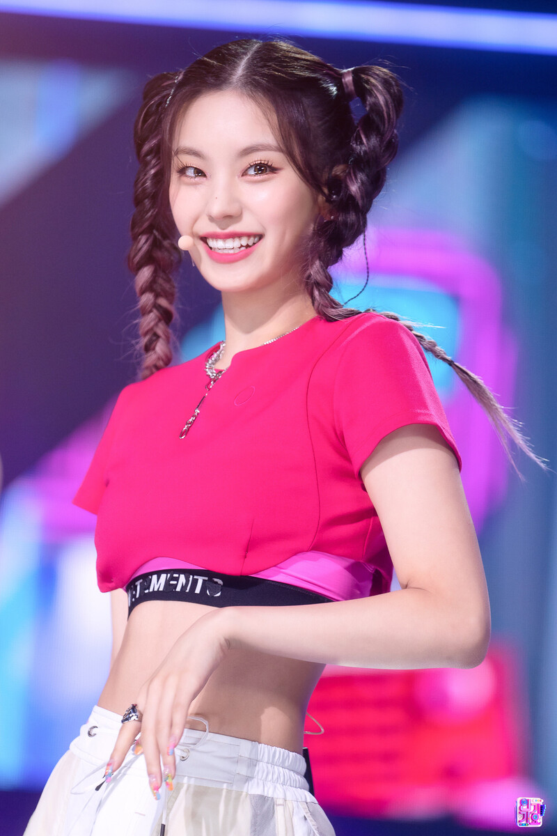 220724 ITZY Yeji - 'SNEAKERS' at Inkigayo documents 10