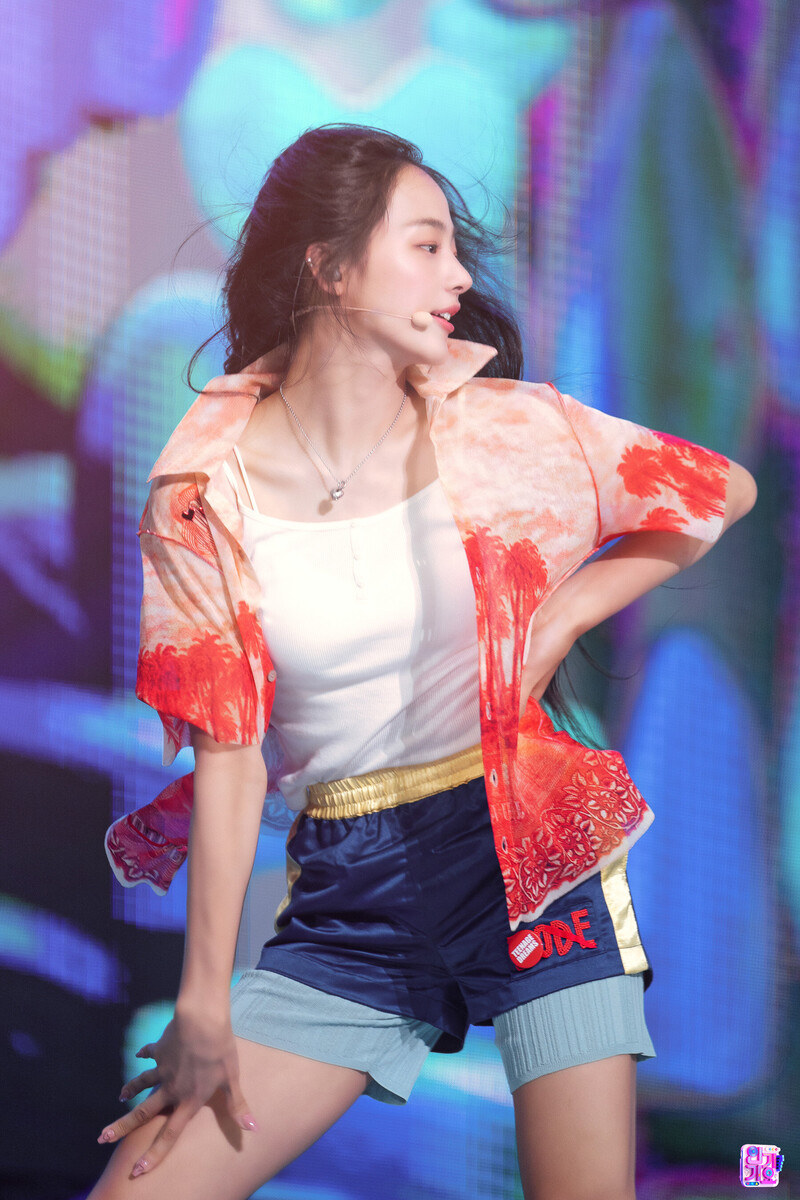 220814 NewJeans Minji - 'Attention' at Inkigayo documents 18