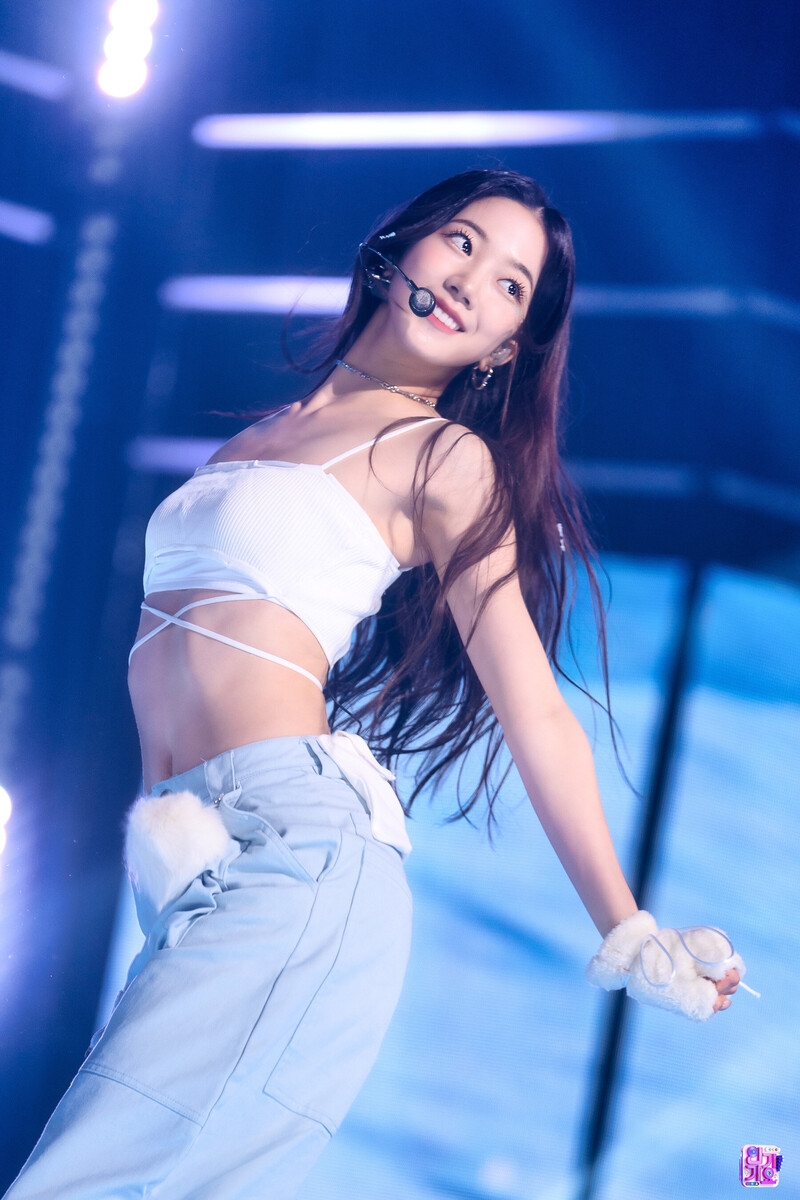 221113 LE SSERAFIM Kazuha - 'ANTIFRAGILE' at Inkigayo documents 6