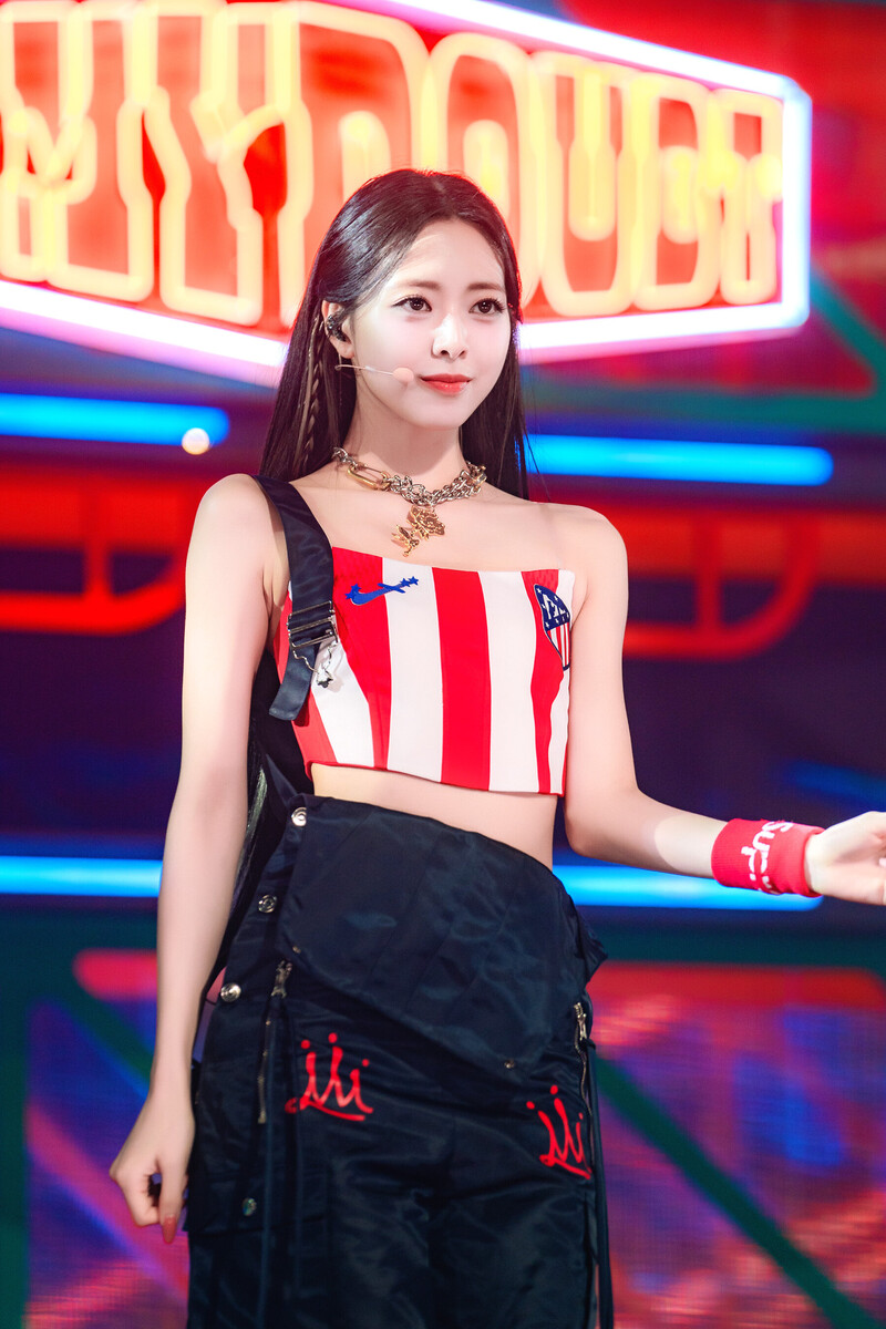 230806 ITZY Yuna - ‘CAKE’ at Inkigayo documents 1