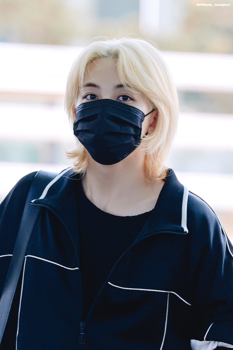 240625 SEVENTEEN Jeonghan at Incheon International Airport documents 2