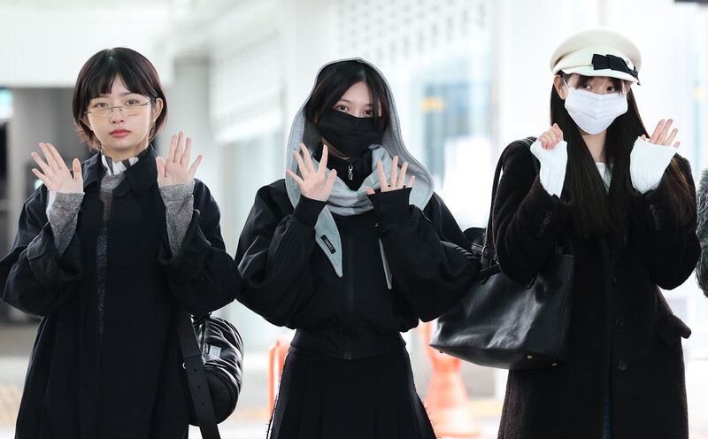 240223 IVE at Incheon International Airport documents 3