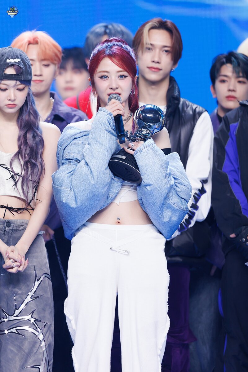 240229 LE SSERAFIM Yunjin - 'EASY' and 'Smart' at M Countdown documents 10