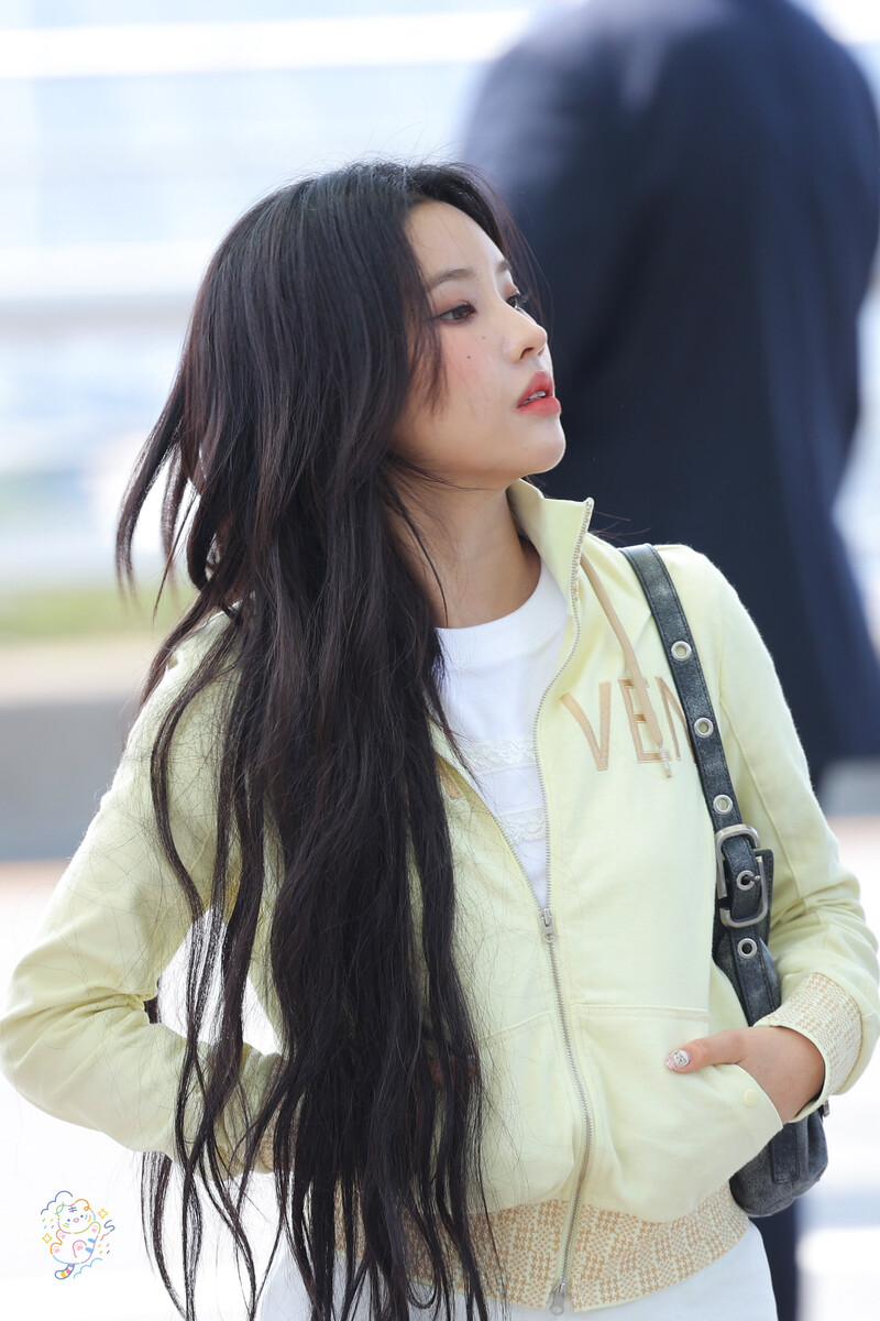 240412 (G)I-DLE Soyeon - ICN Airport documents 3