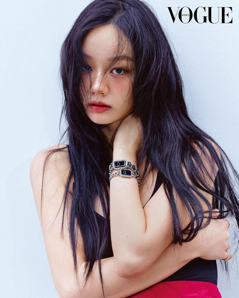 Hyeri for Chanel Watches - Vogue Korea October 2024 Issue documents 2