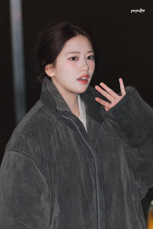 250124 IVE Yujin - Music Bank commute