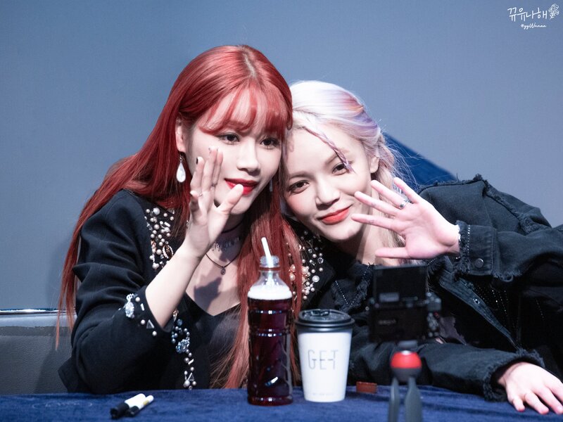 191201 AOA Jimin and Yuna at 'NEW MOON' Fansign documents 1