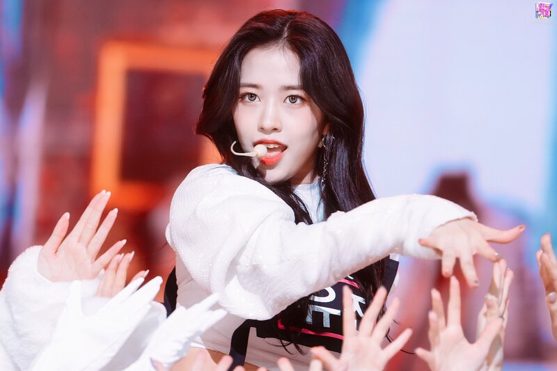 211212 IVE Yujin - "ELEVEN" at Inkigayo documents 17