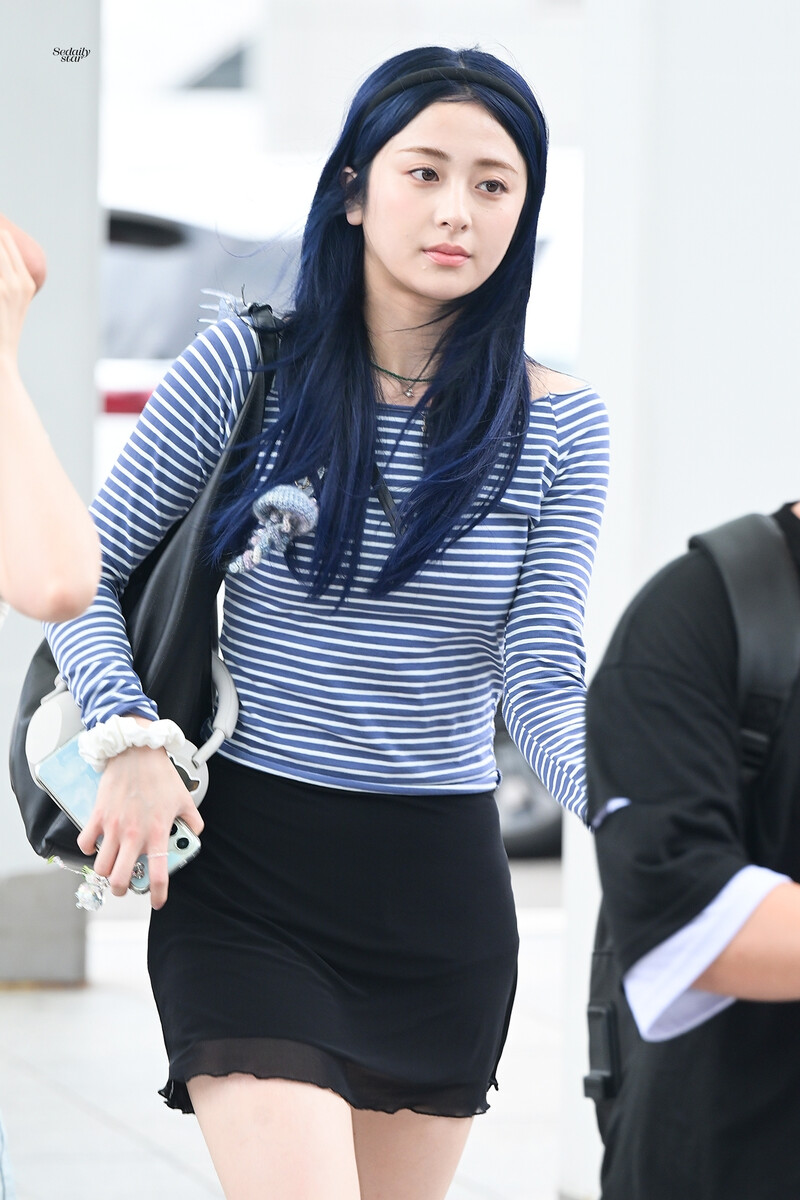 240729 LE SSERAFIM Yunjin at Incheon International Airport documents 2