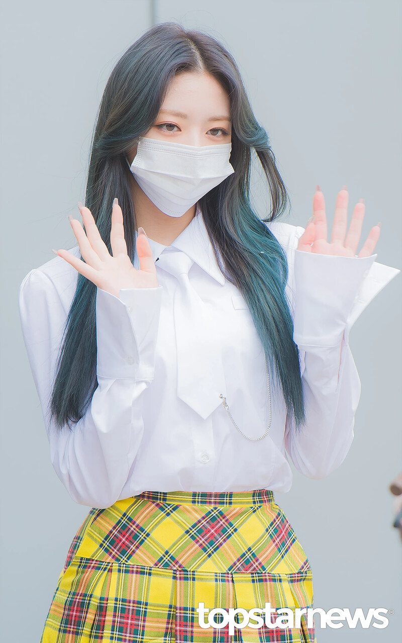 210422 ITZY Yuna on the way to film Knowing Brothers documents 11