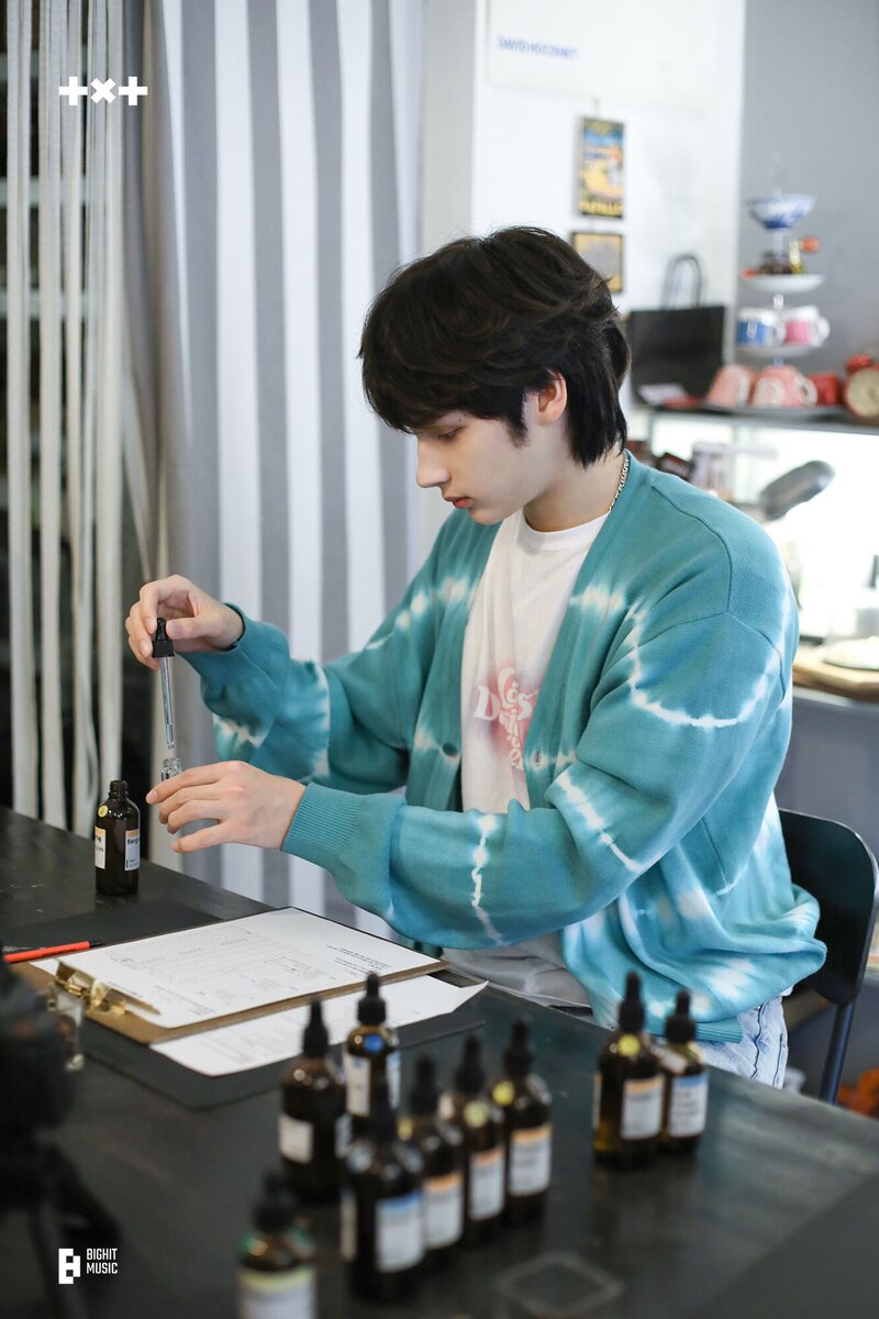 221004 TXT Weverse Update - TALK X TODAY Behind Photo documents 6