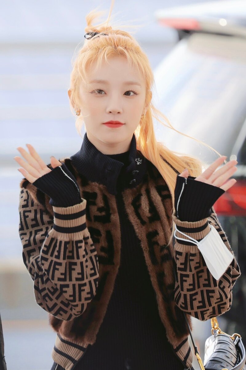 221128 (G)I-DLE Yuqi at Incheon International Airport documents 4