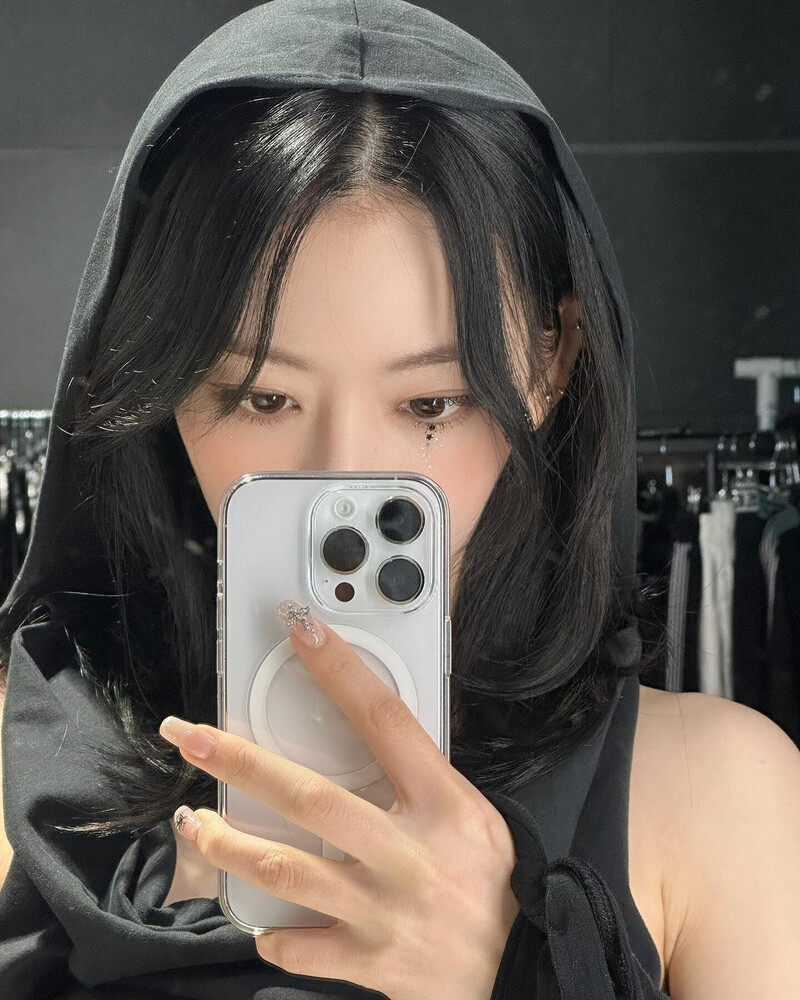 230511 LE SSERAFIM Sakura Instagram Update documents 3