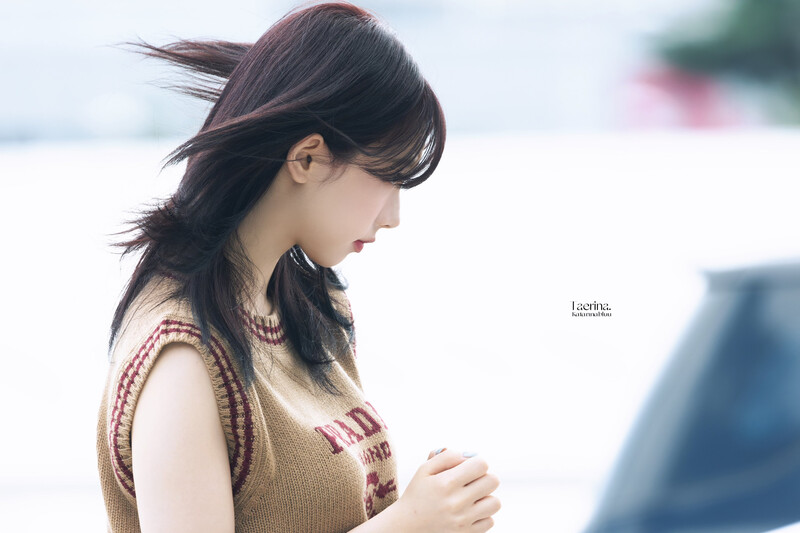 240914 - KARINA at Incheon International Airport documents 2