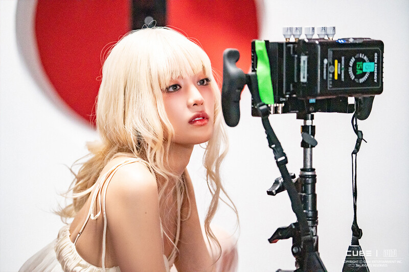 MINNIE 'Blind Eyes Red' MV - Behind Photos documents 20