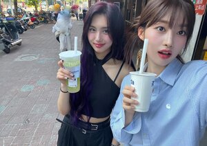 240706 EVERGLOW Sihyeon Instagram Update with Aisha
