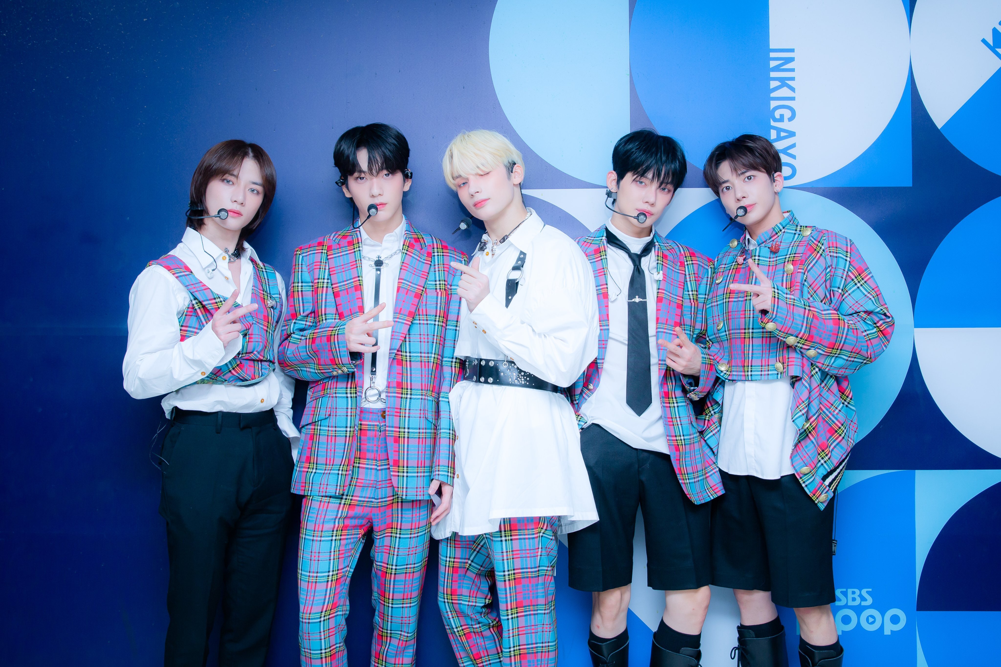 231015 [Twitter] kpop_sbs Updates With TXT - Pre-Show Photos @ Inkigayo :  r/TomorrowByTogether