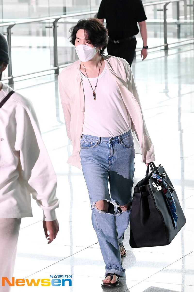 220529 BTS at Incheon International Airport documents 3