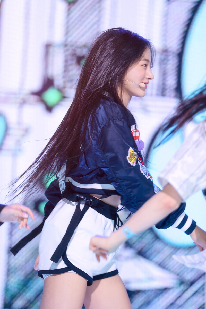 220807 NewJeans Minji 'Attention' at Inkigayo documents 8