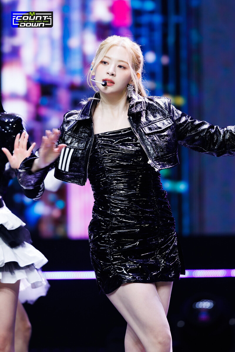 221229 STAYC Seeun 'RUN2U' at M Countdown documents 9