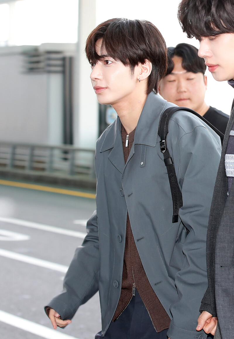 240619 TXT Taehyun at Incheon International Airport documents 3