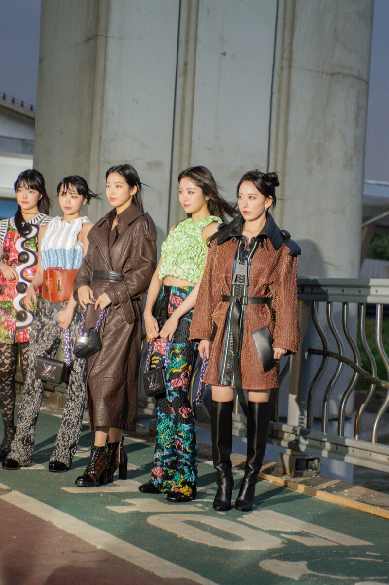 230429 LE SSERAFIM- LOUIS VUITTON Pre Fall 23 Fashion Show at Seoul documents 6