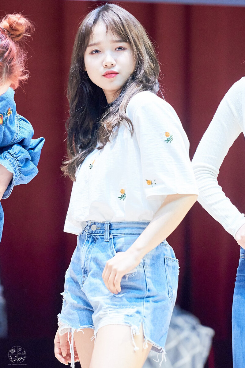 180429 Weki Meki Yoojung at Hongdae 'Lucky' Fansign documents 2