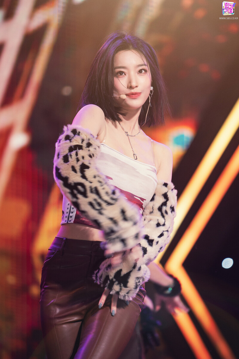 220130 fromis_9 Saerom - 'DM' at Inkigayo documents 15