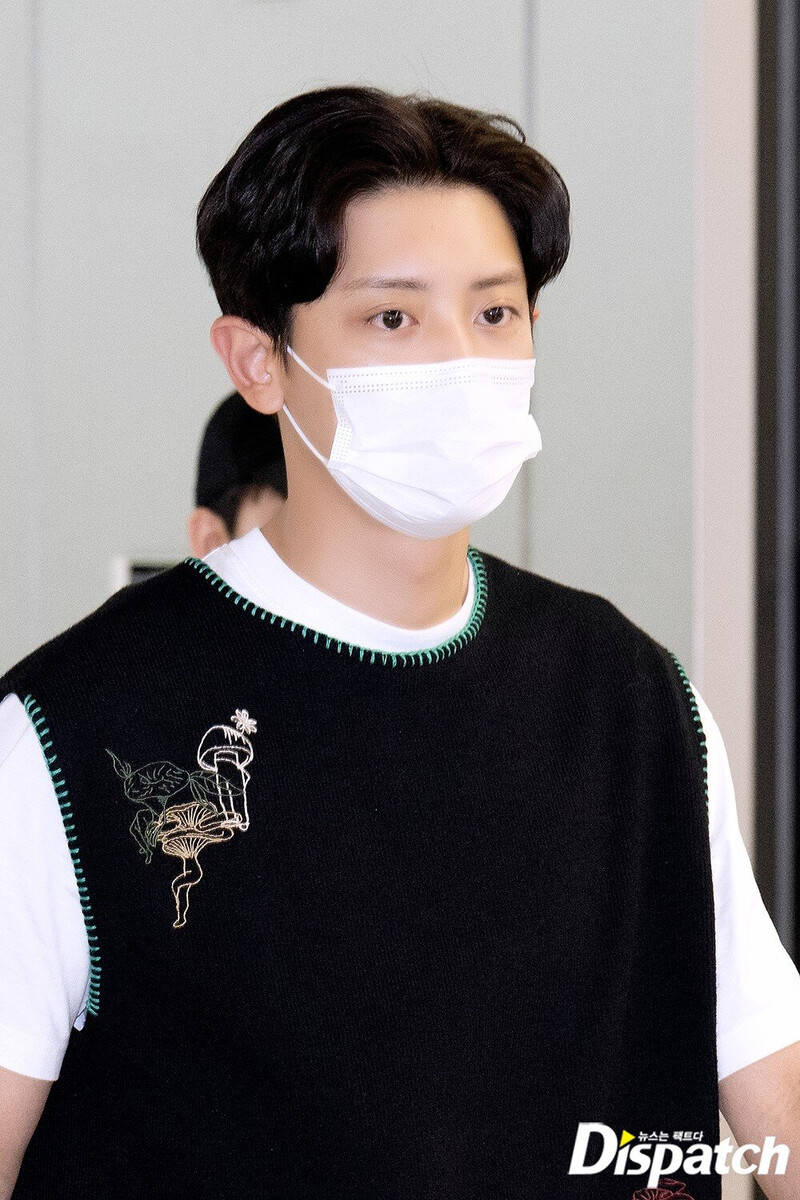 230610 EXO Chanyeol at Gimpo Airport documents 1