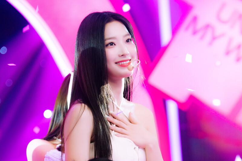 230611 fromis_9 Saerom - ‘#menow’ at Inkigayo documents 1