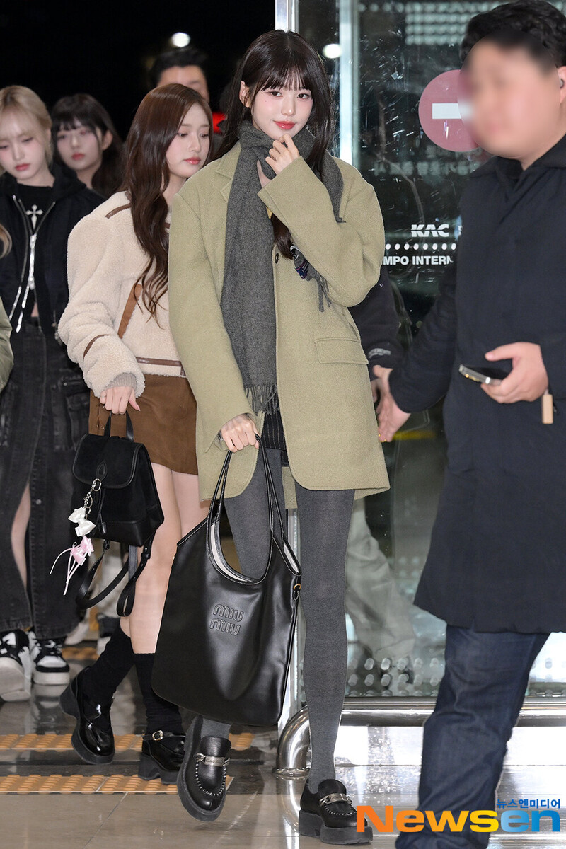 231114 IVE's Wonyoung at Gimpo International Airport (GMP) documents 5