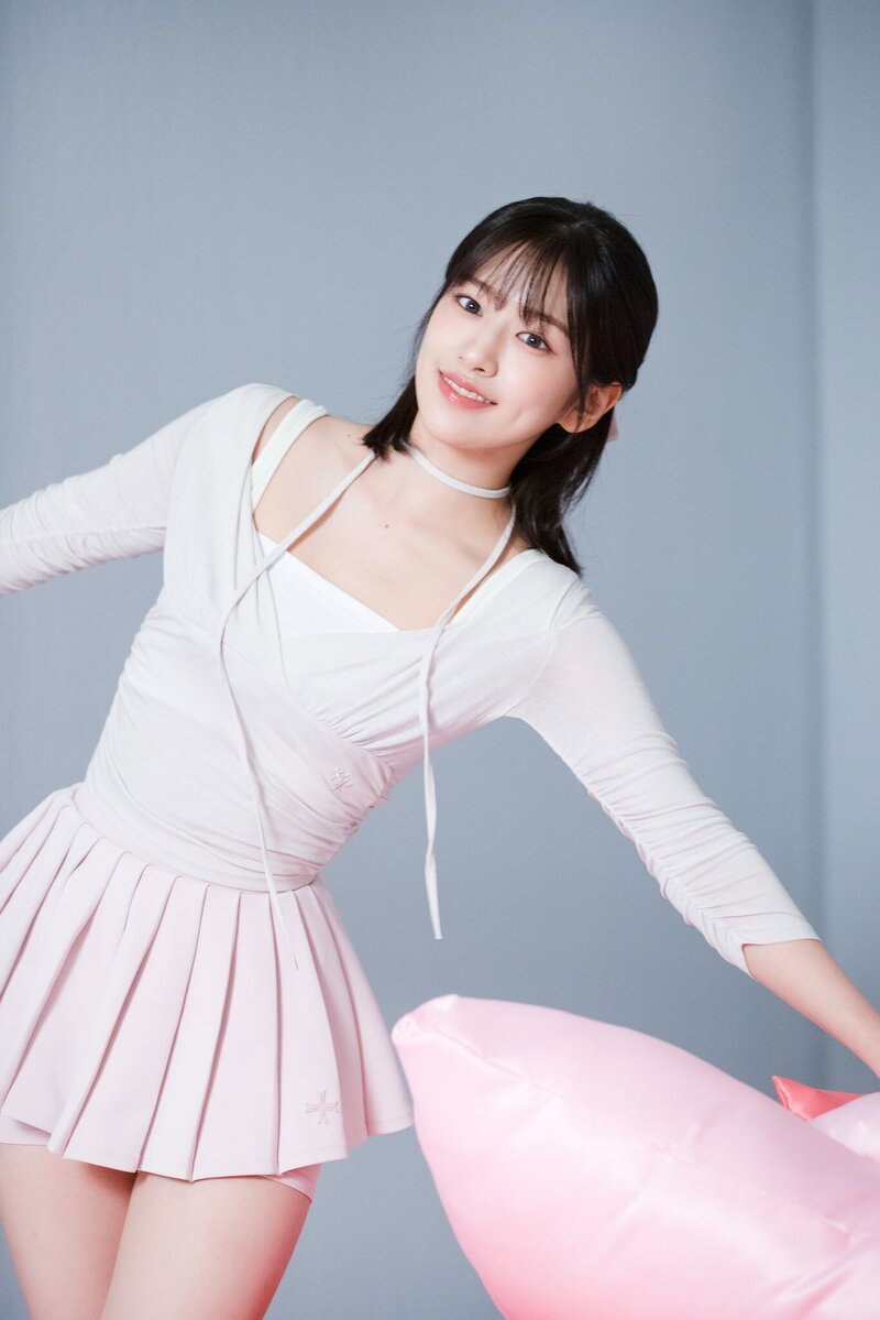 240210 Starship Entertainment Naver Update - Behind the Scenes of IVE Season's Greetings "A Fairy's Wish" - YUJIN documents 2