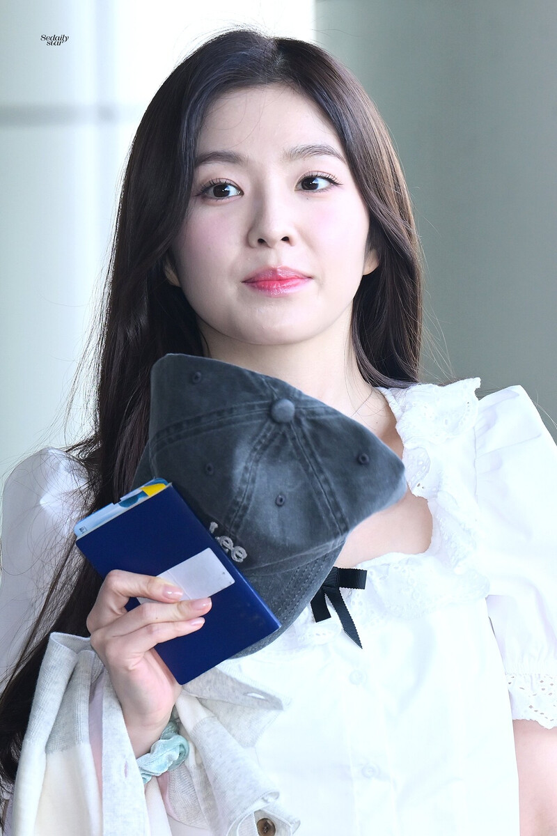 240510 Red Velvet Irene at Gimpo International Airport documents 6