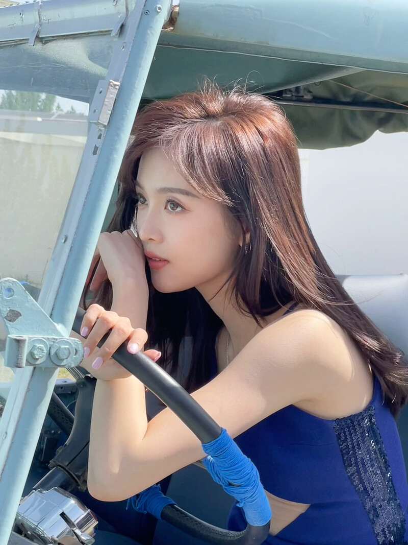 Xuan Yi - À Part Cover Behind the Scenes documents 8