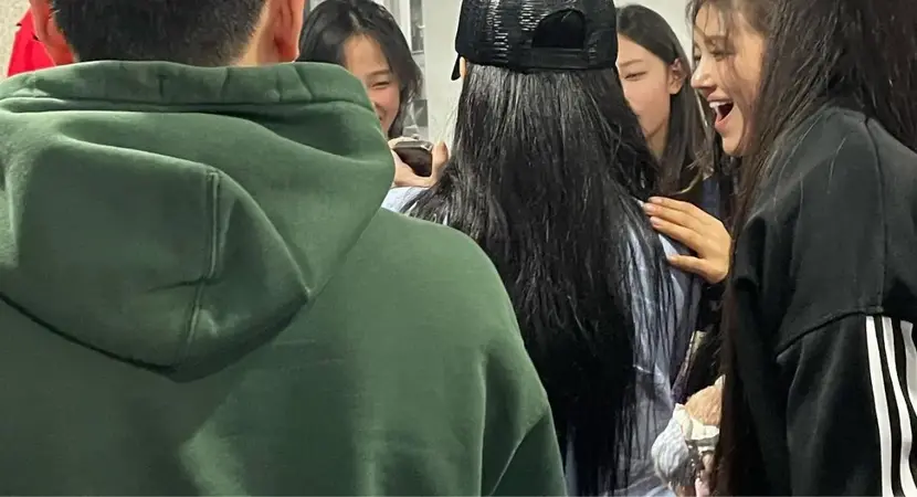 NewJeans and BLACKPINK’s Jennie Share a Backstage Moment at the 2NE1 Concert