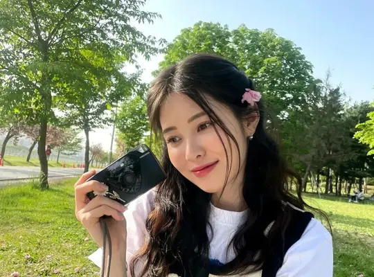 220510 Yebin (DIA) Instagram Update with Jane (MOMOLAND) | kpopping