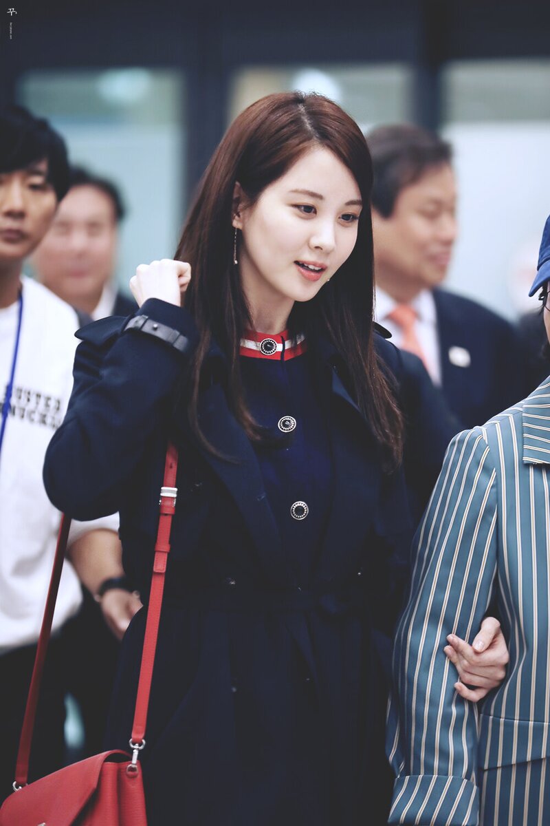 180404 Girls' Generation Seohyun at Incheon Airport documents 13