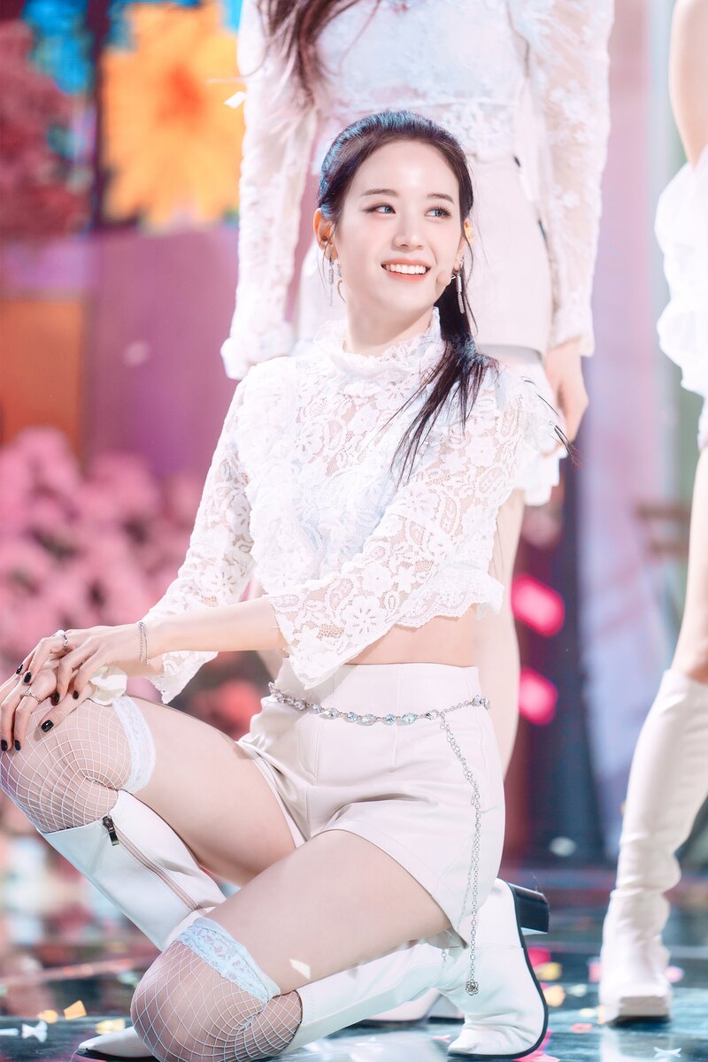 220123 fromis_9 Gyuri - 'DM' at Inkigayo documents 1