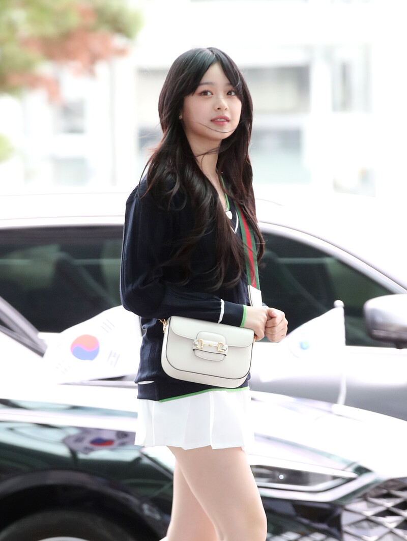 230921 NewJeans Hanni - Incheon International Airport documents 5