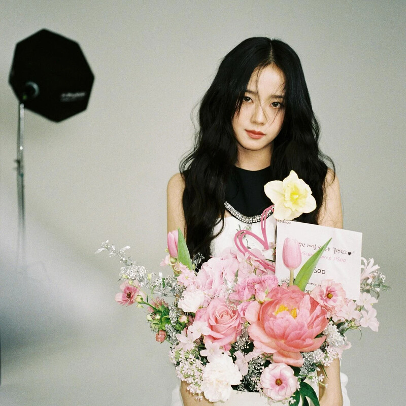 210515 - JISOO Instagram Update documents 4