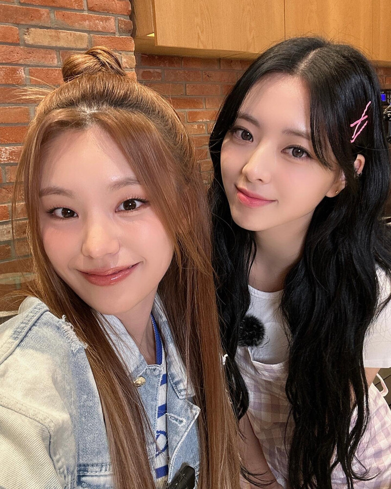 230426 - ITZY Yuna & Yeji Instagram Update documents 1