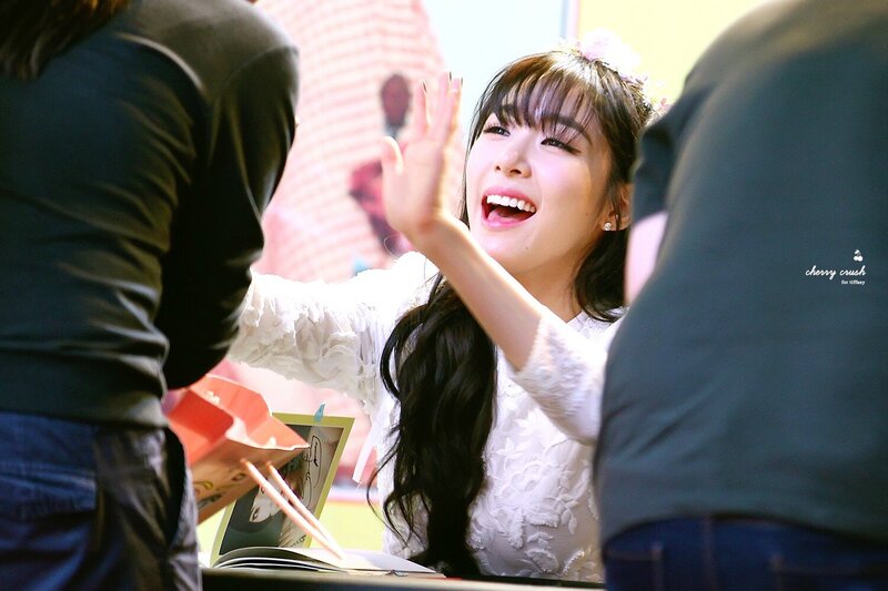 150827 Girls' Generation Tiffany at Lion Heart Daejeon Fansign documents 4