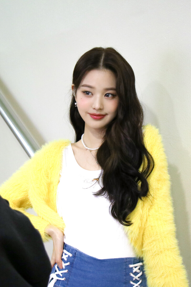 211018 Starship Naver Post - Wonyoung - Inkigayo MC Behind documents 5