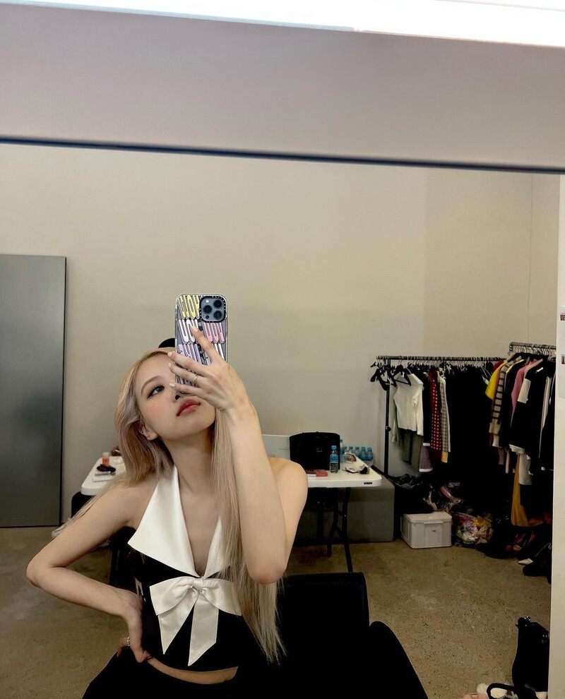 220107 - ROSÉ Instagram Update documents 7