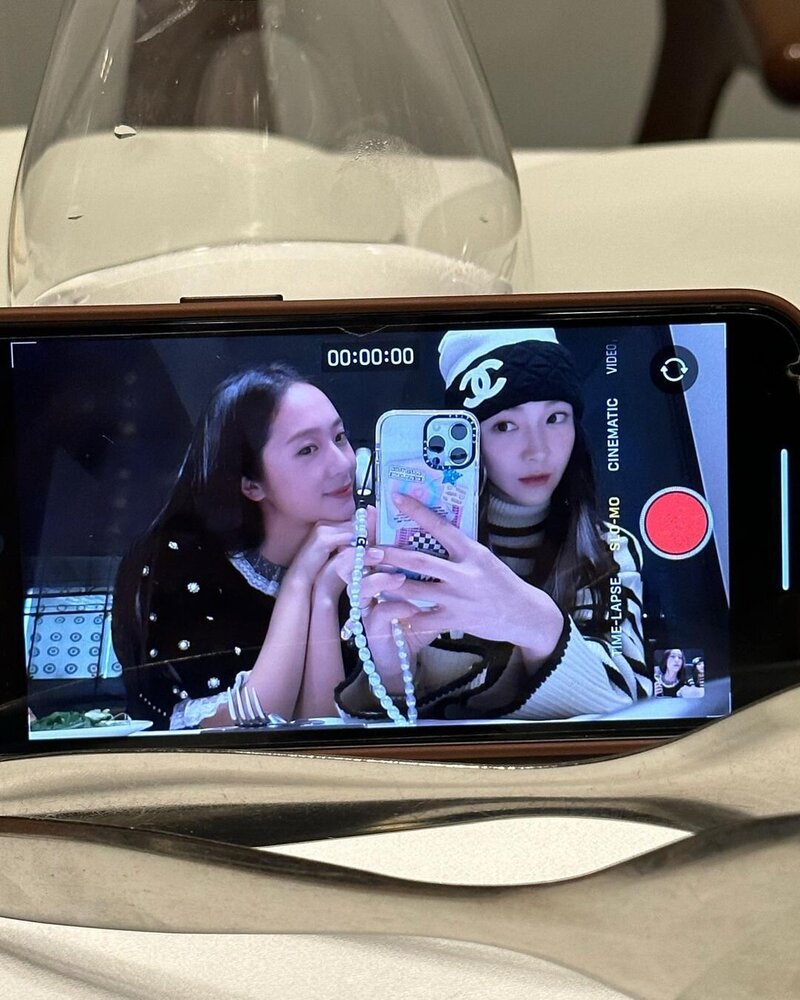 221024 Jessica Jung Instagram Update with Krystal Jung documents 7