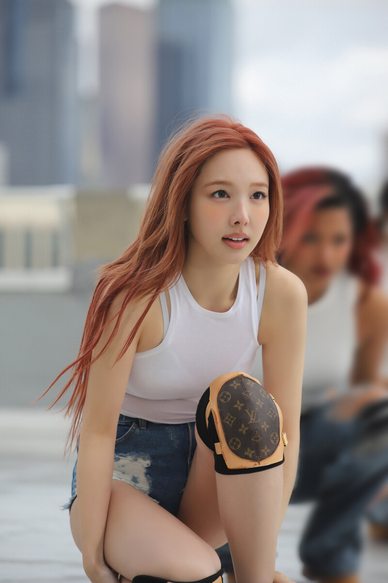 NAYEON 'ABCD' MV - Behind the Scenes documents 14