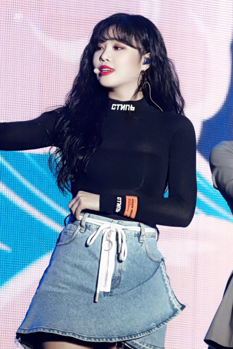 Soojin19980309-EKcVeuuUYAEr4Hj-20191128-01-21.jpg