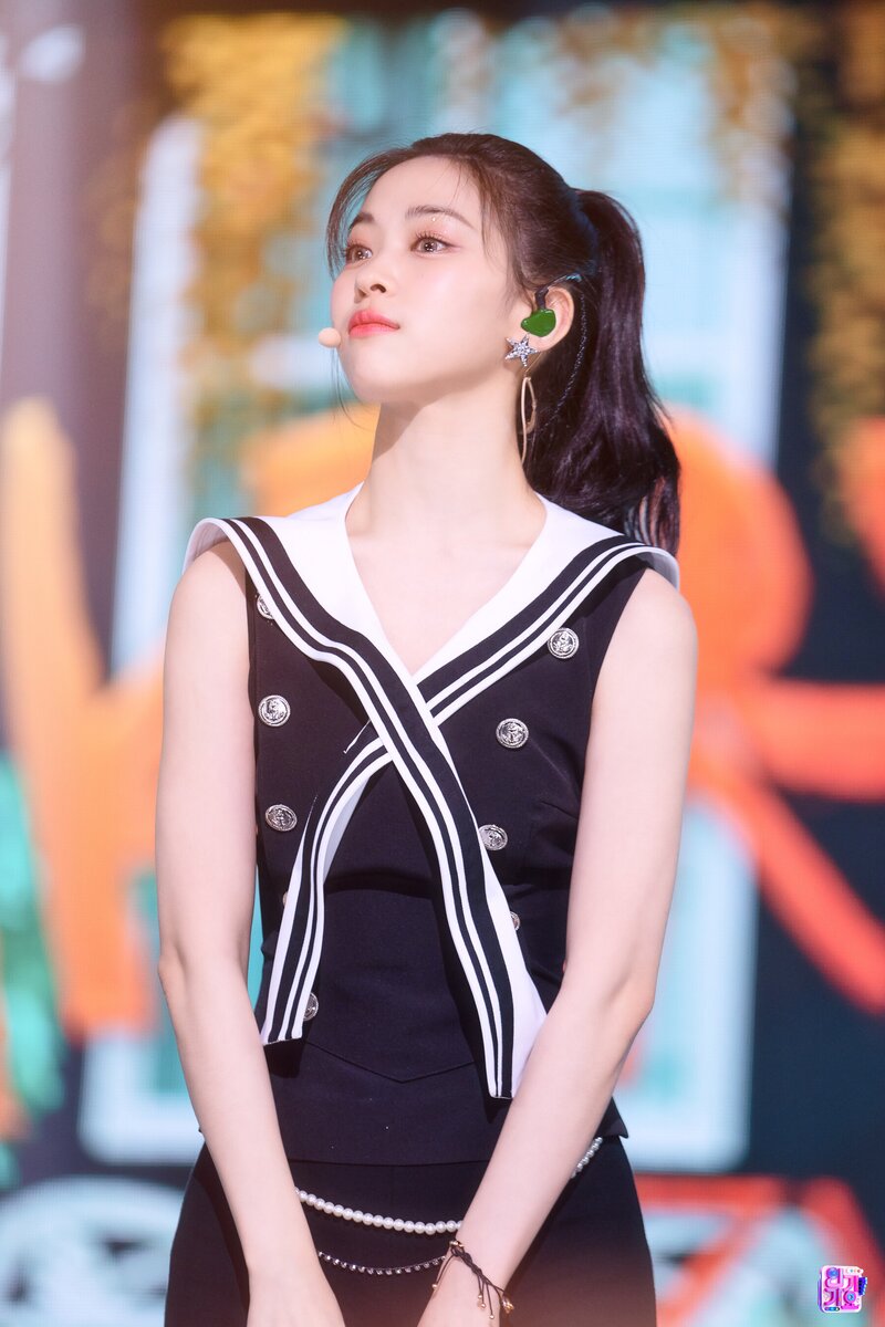 220731 ITZY - ‘Sneakers’ at Inkigayo documents 4