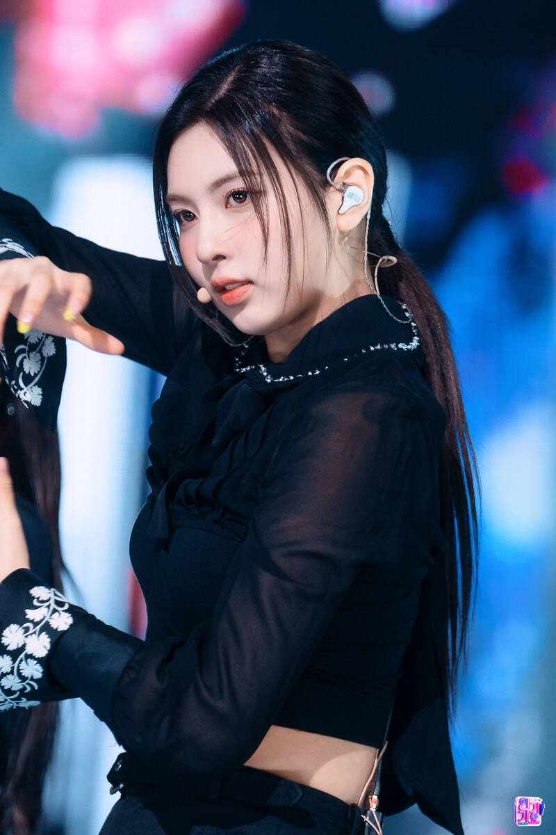 221009 NMIXX Bae - 'DICE' at Inkigayo documents 1