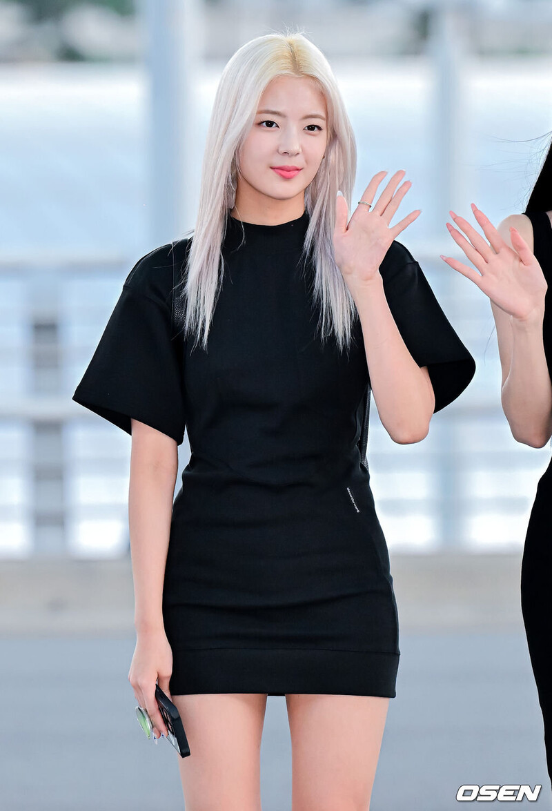 230819 ITZY Lia at Incheon International Airport documents 1